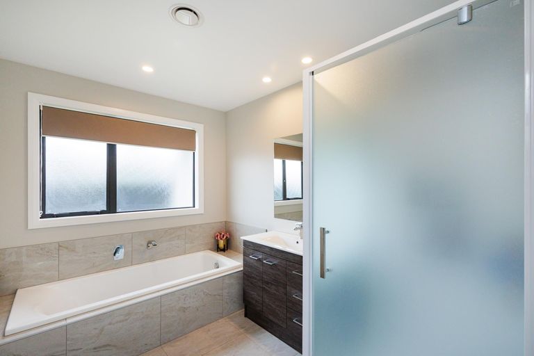 Photo of property in 71 Johnstone Drive, Fitzherbert, Palmerston North, 4410