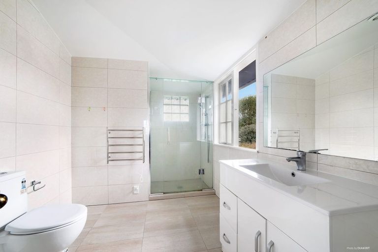 Photo of property in 115 Pupuke Road, Northcote, Auckland, 0627