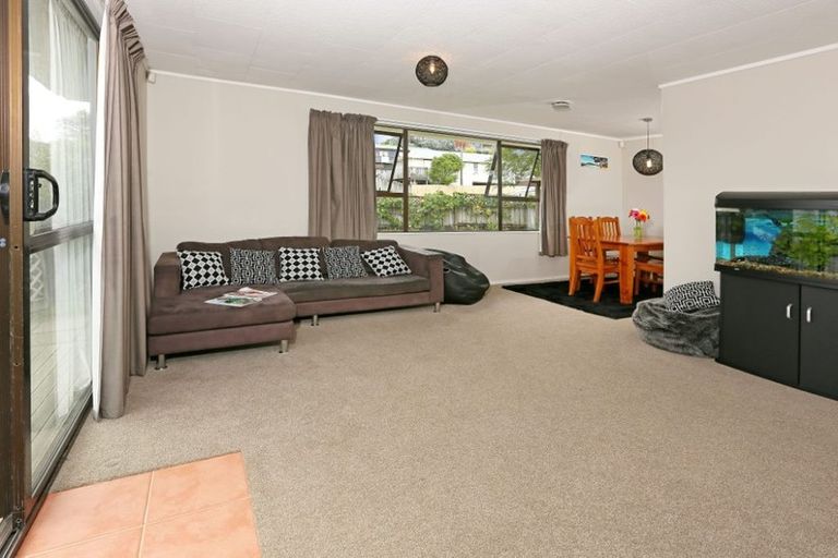 Photo of property in 5 Hueglow Rise, West Harbour, Auckland, 0618