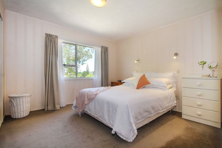 Photo of property in 1/56 Knightsbridge Drive, Forrest Hill, Auckland, 0620