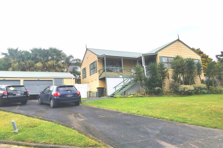 Photo of property in 17 Palmetto Place, Goodwood Heights, Auckland, 2105