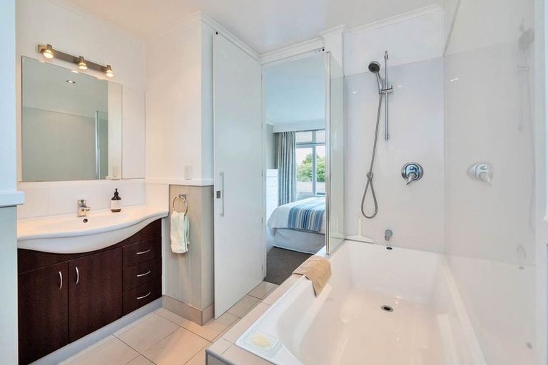 Photo of property in 1/133 Carlisle Road, Northcross, Auckland, 0632