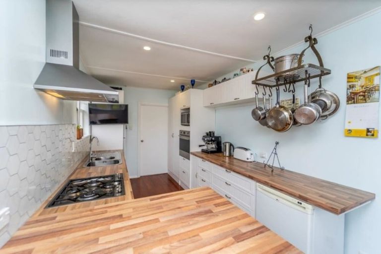 Photo of property in 2 Kent Street, Carterton, 5713