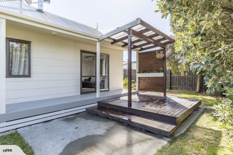 Photo of property in 6a Perrin Place, Kelvin Grove, Palmerston North, 4414