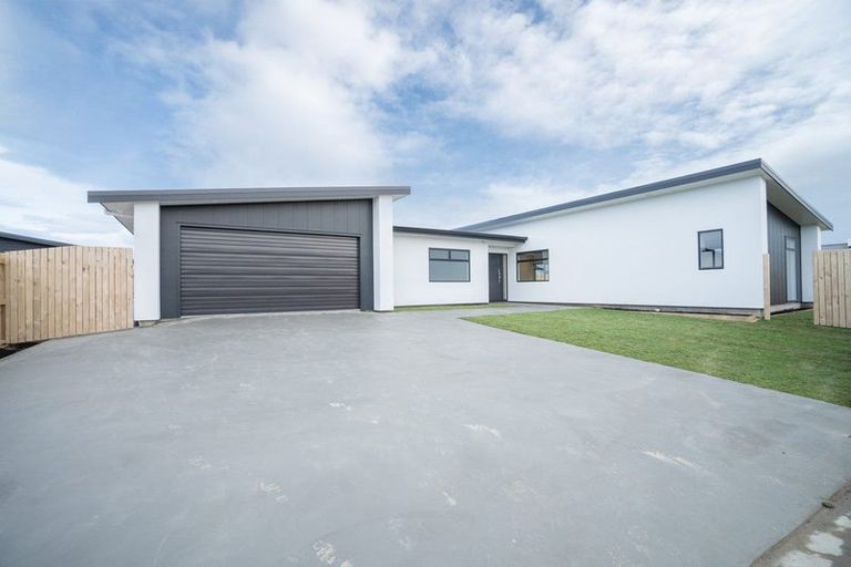 Photo of property in 77 Johnstone Drive, Fitzherbert, Palmerston North, 4410