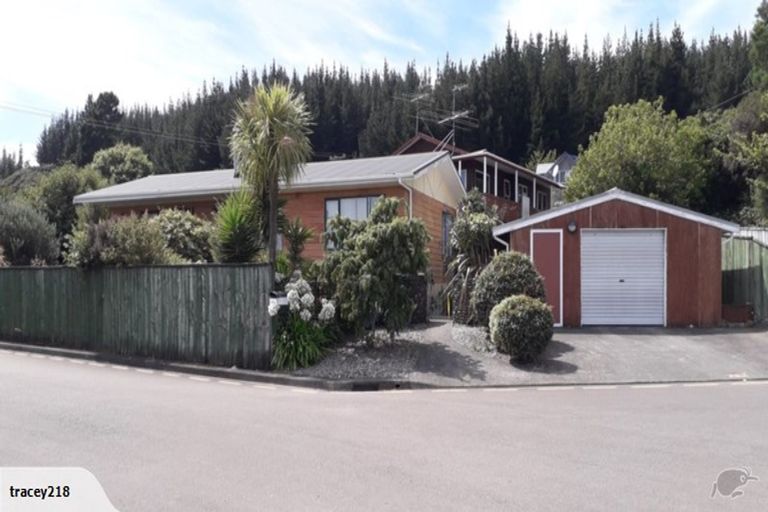 Photo of property in 2 Monarch Grove, Maoribank, Upper Hutt, 5018