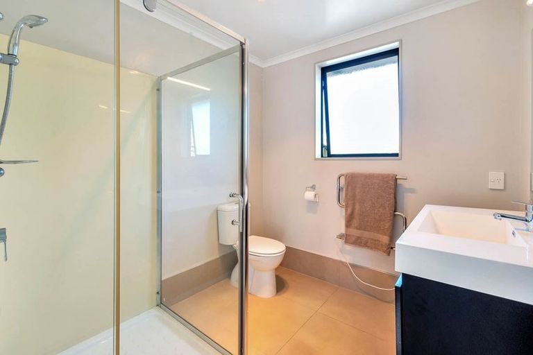 Photo of property in 8 Drumkeen Place, Rosehill, Papakura, 2113