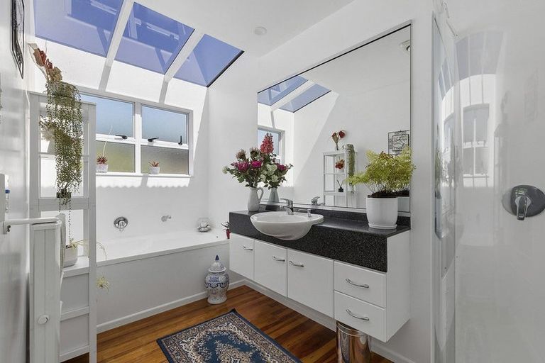 Photo of property in 3 Tirowhanga Road, Paremata, Porirua, 5024