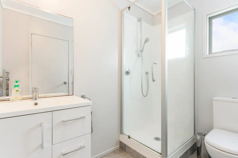 Photo of property in 2/29 Sealy Road, Torbay, Auckland, 0630