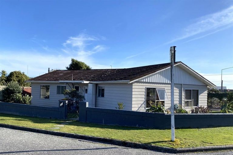 Photo of property in 2 Hewlett Road, Karoro, Greymouth, 7805