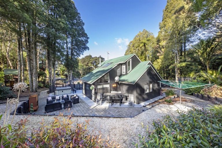 Photo of property in 422 Scenic Drive, Waiatarua, Auckland, 0612