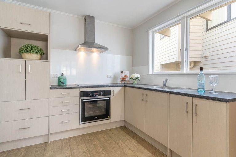 Photo of property in 16 Romney Place, Manurewa, Auckland, 2102