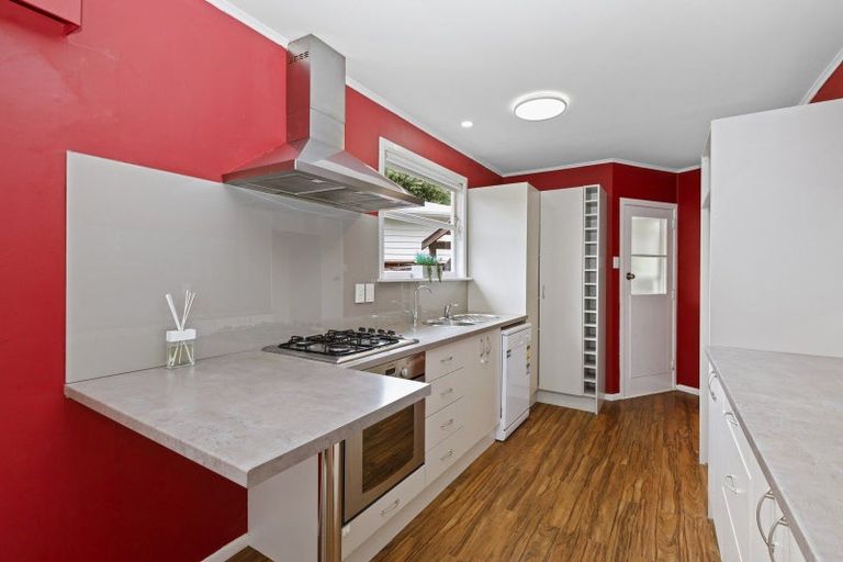 Photo of property in 2 Whirinaki Crescent, Heretaunga, Upper Hutt, 5018