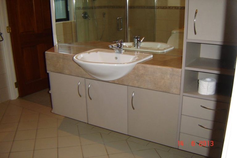 Photo of property in 76 Edgewater Drive, Pakuranga, Auckland, 2010