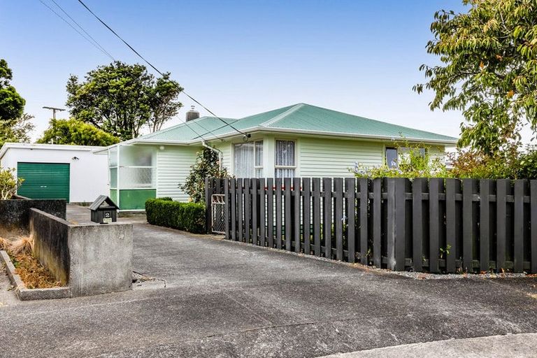 Photo of property in 2 Charles Major Place, Hawera, 4610