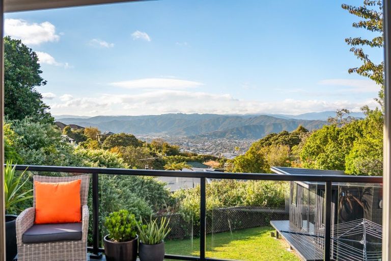 Photo of property in 7 Pokohiwi Road, Normandale, Lower Hutt, 5010