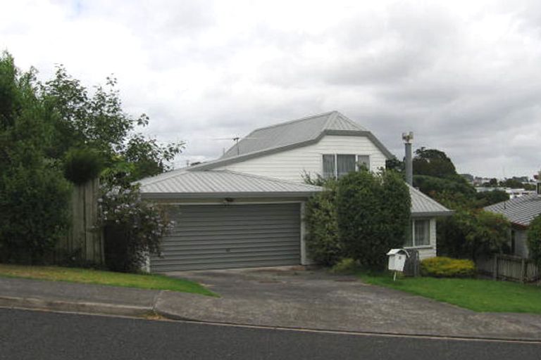 Photo of property in 2/2 Altair Place, Windsor Park, Auckland, 0632