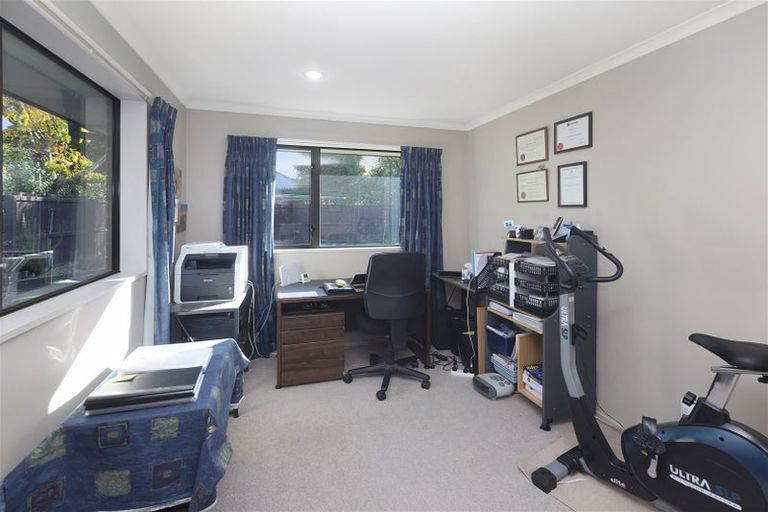 Photo of property in 4 Vaughan Way, Redwood, Christchurch, 8051