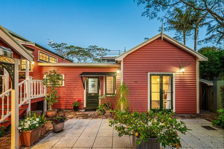 Photo of property in 1 Oxford Terrace, Devonport, Auckland, 0624