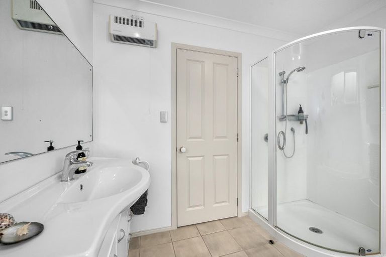 Photo of property in 31 Ocean View Road, Milford, Auckland, 0620