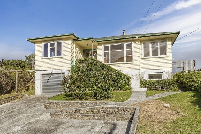 Photo of property in 34 Raroa Terrace, Tawa, Wellington, 5028
