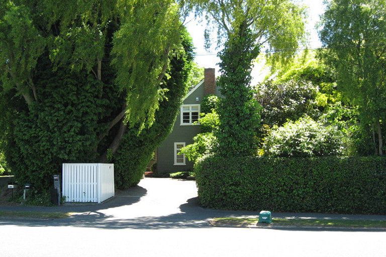Photo of property in 87 Avonhead Road, Avonhead, Christchurch, 8042