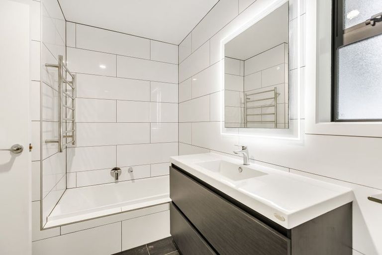 Photo of property in 2/16 Hillcrest Avenue, Hillcrest, Auckland, 0627