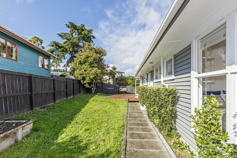 Photo of property in 1/48 Bond Crescent, Forrest Hill, Auckland, 0620