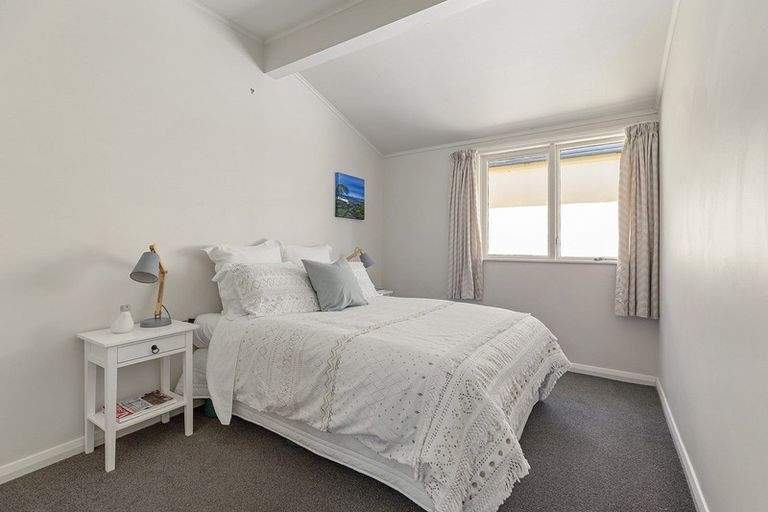 Photo of property in 137 Apu Crescent, Lyall Bay, Wellington, 6022