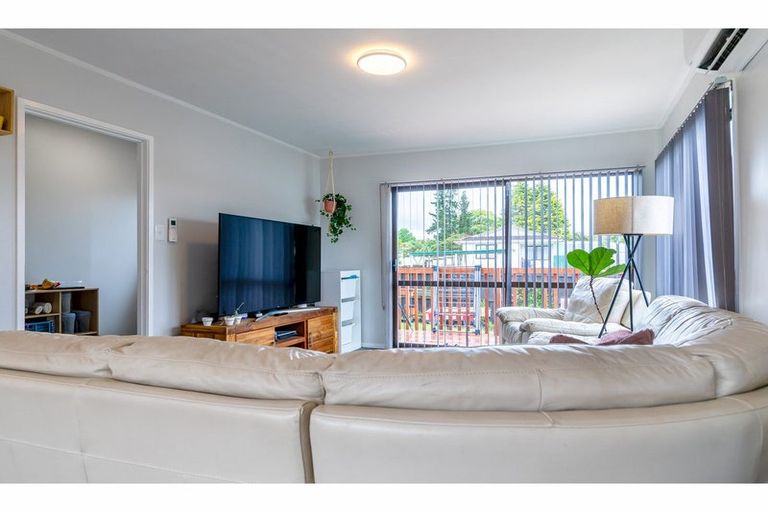 Photo of property in 1/16 Edwin Freeman Place, Ranui, Auckland, 0612