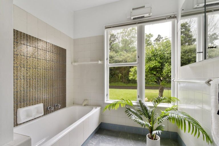 Photo of property in 5 Aokautere Drive, Fitzherbert, Palmerston North, 4410