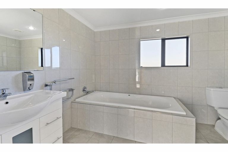 Photo of property in 32 Piper Place, Goodwood Heights, Auckland, 2105