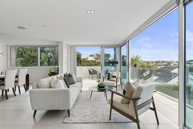 Photo of property in 11a Bournemouth Terrace, Murrays Bay, Auckland, 0630