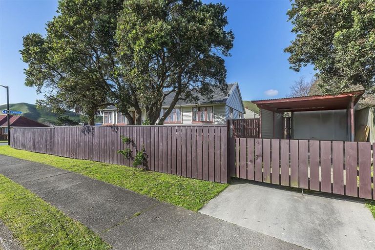 Photo of property in 2 Arahura Crescent, Waitangirua, Porirua, 5024