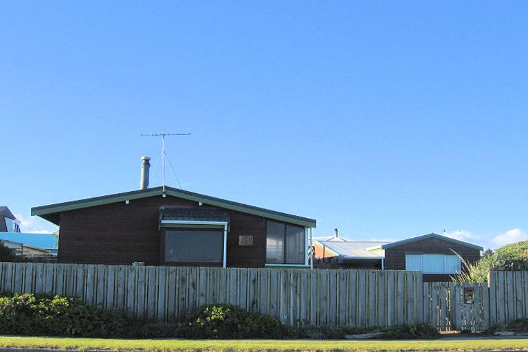 Photo of property in 114 Marine Parade, Otaki Beach, Otaki, 5512