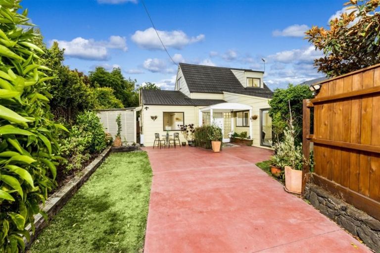Photo of property in 9a Hanlon Crescent, Narrow Neck, Auckland, 0624
