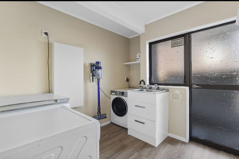 Photo of property in 37 Pigeon Mountain Road, Half Moon Bay, Auckland, 2012