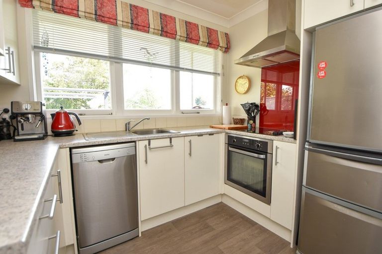 Photo of property in 28 Seddon Street, Carterton, 5713