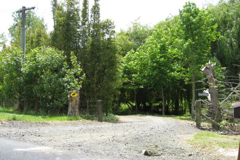 Photo of property in 23 Moontide Road, Kumeu, 0892