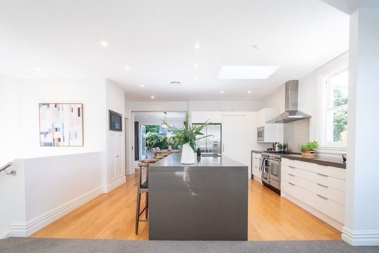 Photo of property in 60 Hawker Street, Mount Victoria, Wellington, 6011