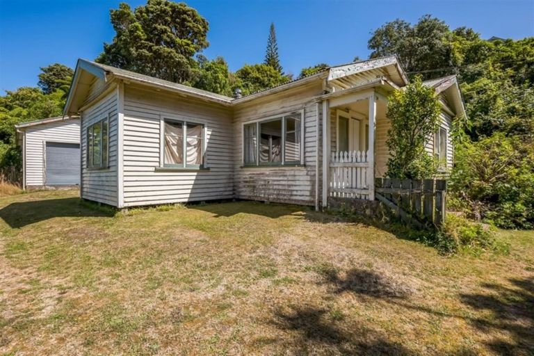 Photo of property in 46 Pekanga Road, Normandale, Lower Hutt, 5010