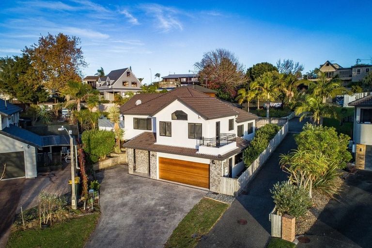 Photo of property in 23 Kerlin Crescent, West Harbour, Auckland, 0618