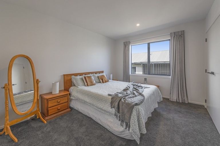 Photo of property in 23 Promontory Crescent, Newlands, Wellington, 6037