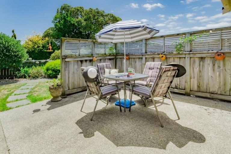 Photo of property in 6 Rewarewa Crescent, Waikanae, 5036