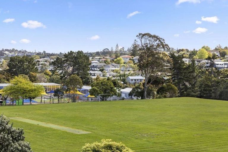 Photo of property in 10/8 Tobago Place, Sunnynook, Auckland, 0620