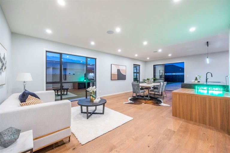 Photo of property in 18 Madden Avenue, Kumeu, 0810