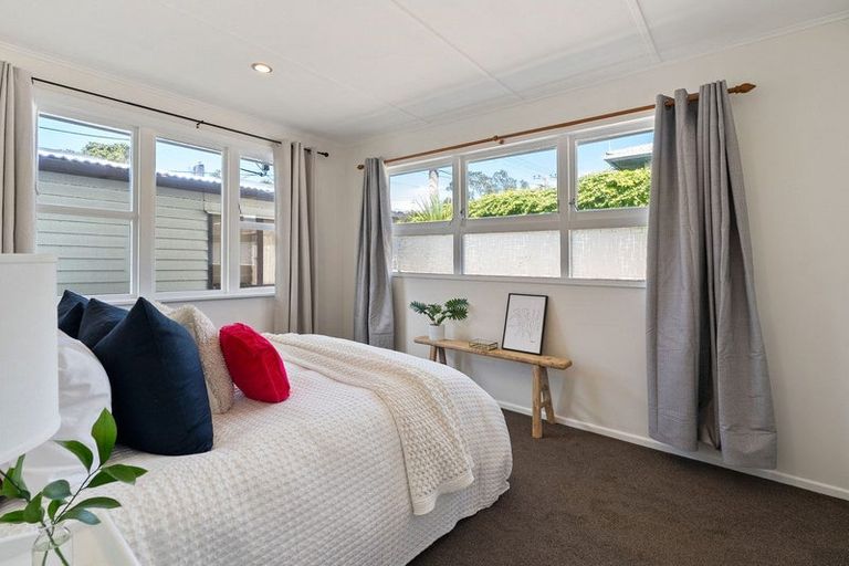 Photo of property in 4 Balmain Street, Newlands, Wellington, 6037