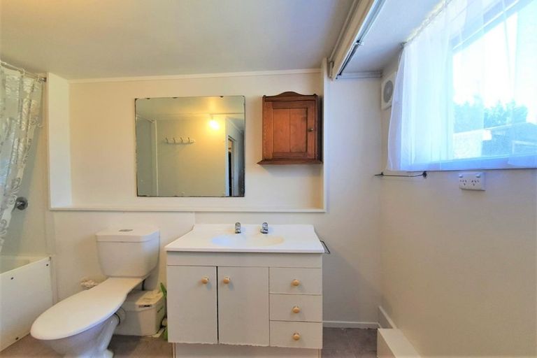 Photo of property in 28 Easton Park Parade, Glenfield, Auckland, 0629