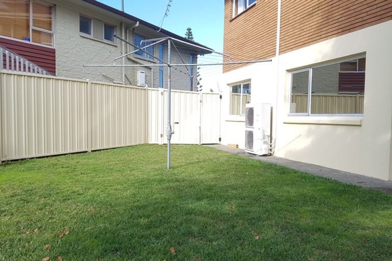 Photo of property in 15 Colin Wild Place, Glenfield, Auckland, 0629