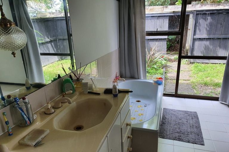 Photo of property in 3/9 Poinsettia Place, Henderson, Auckland, 0610